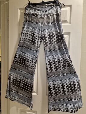 NWT-Women's Black & White Geometric Palazzo Pants, Never Worn
